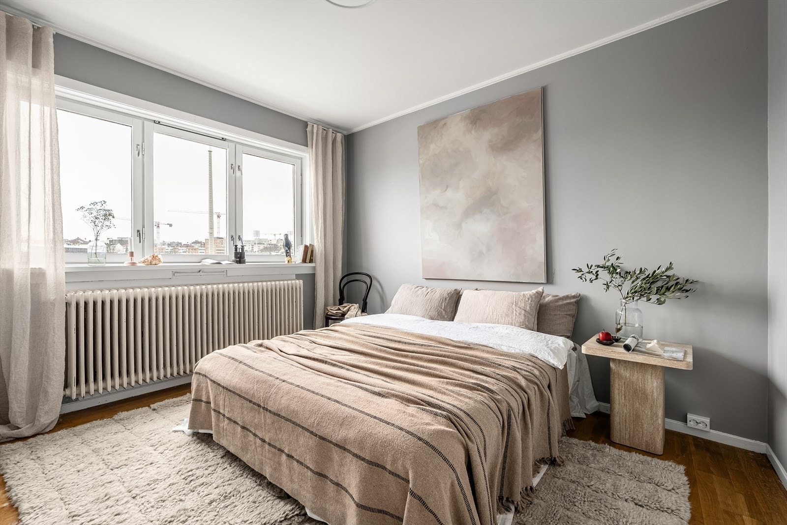 Soverom med god plass til dobbeltseng og tilhørende møblement. Galleribilde