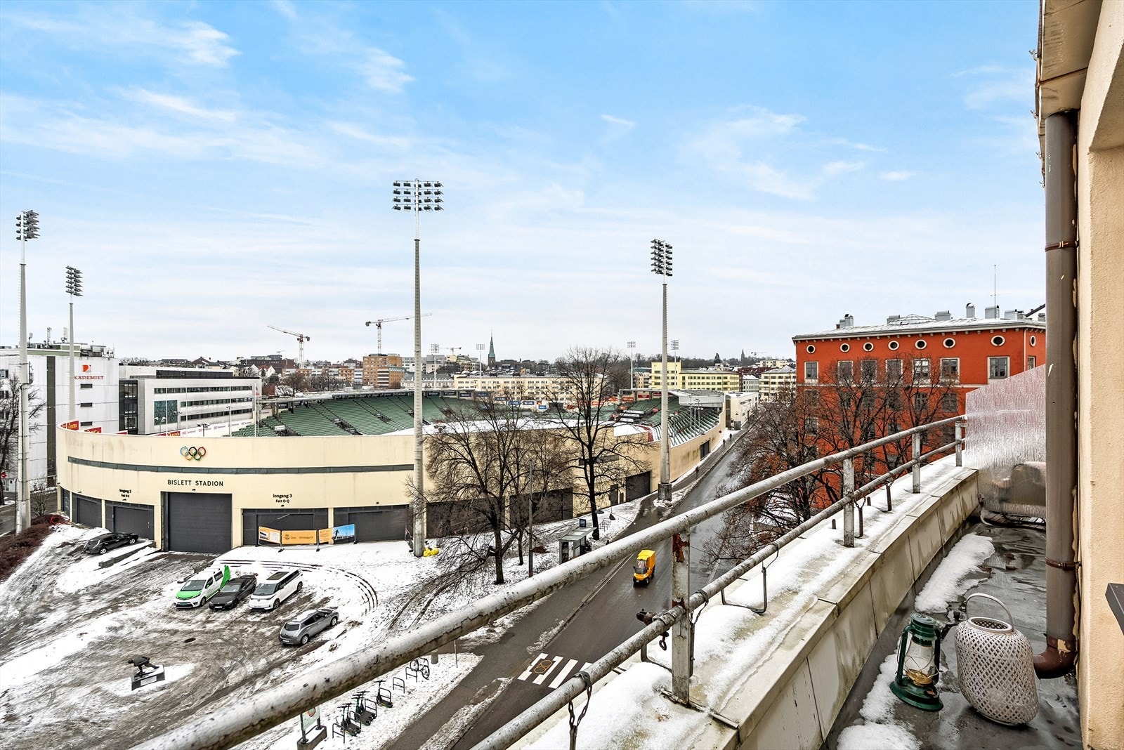 Det er utsikt ned til Bislett Stadion fra balkongen. Galleribilde