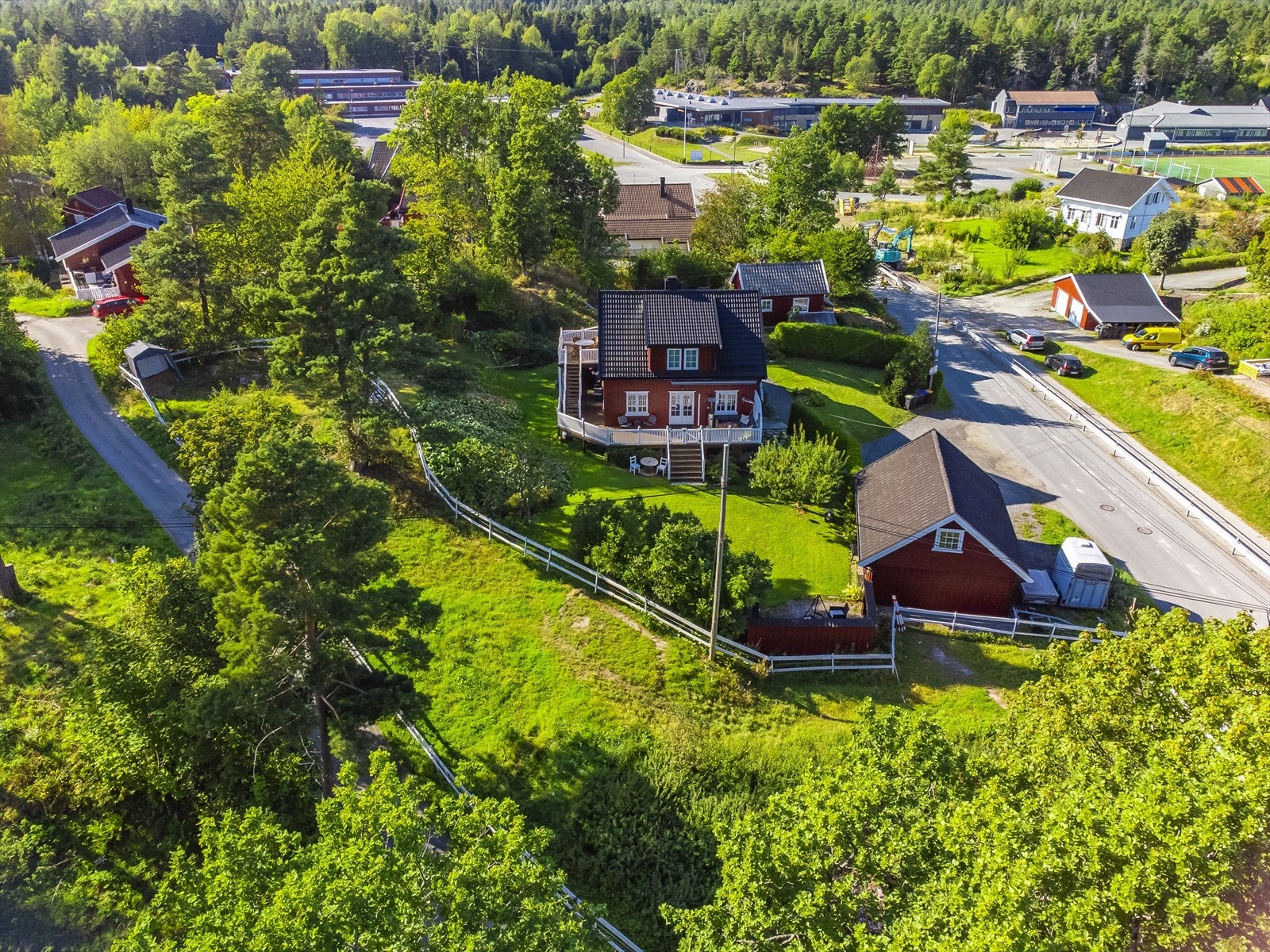 Eiendommen er sentralt på Asdal og er på hele 2,4 mål tomt Galleribilde