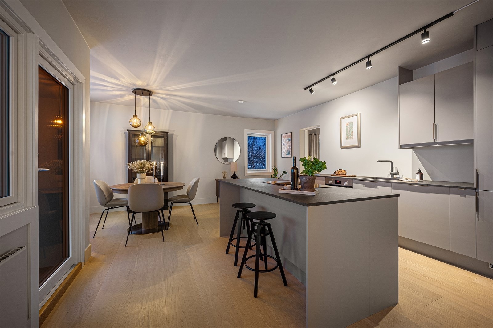 Kjøkkenet har et tidsriktig uttrykk, samtidig som det er godt med lagringsplass i både skap og skuffer. Galleribilde