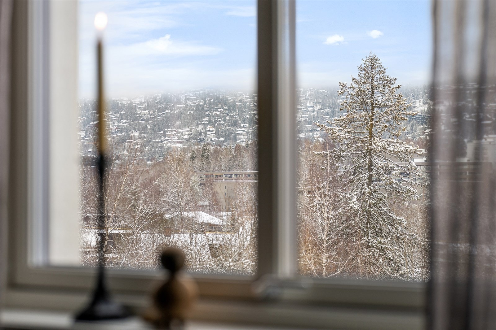 Fra soverommet har man fin utsikt mot Holmenkollen. Galleribilde