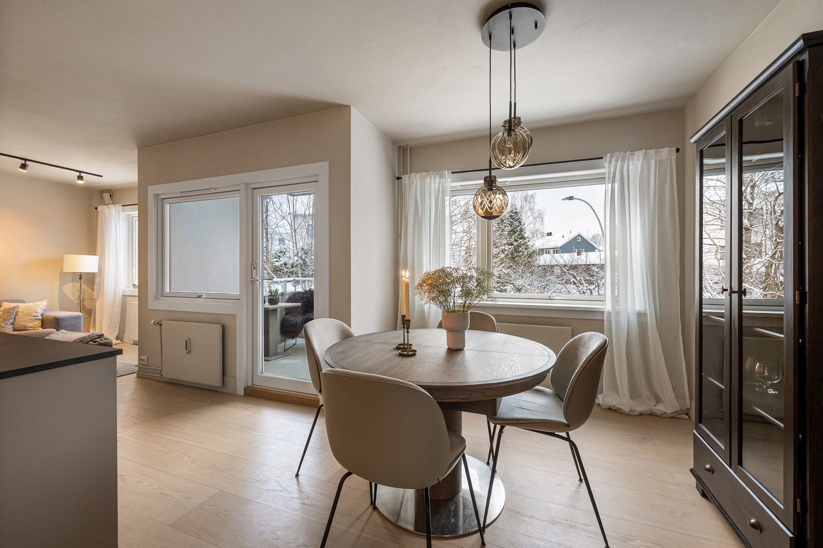 Det er god plass til et større spisebord i stuen, et perfekt samlingspunkt for familie og venner. Galleribilde