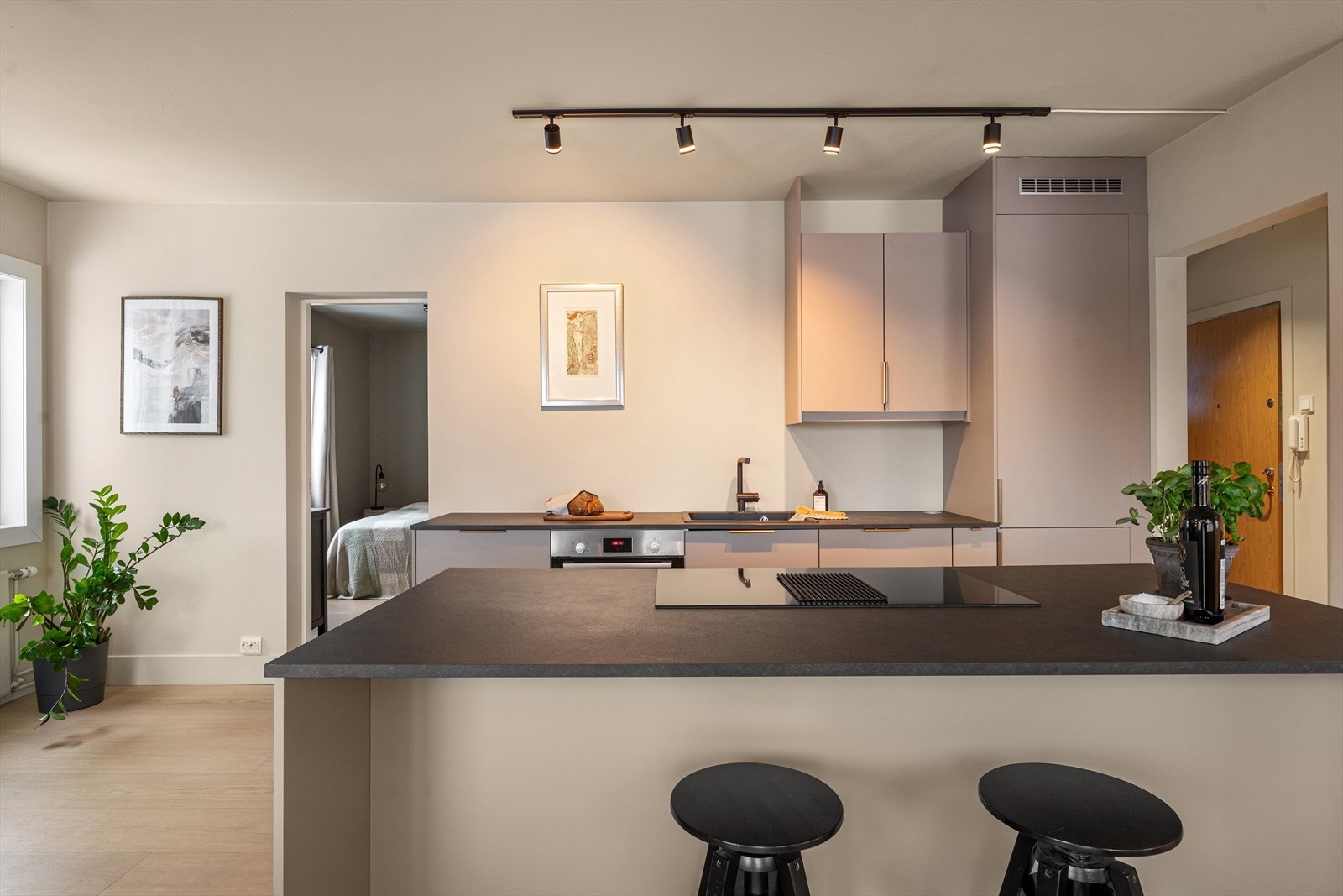 Moderne og lekkert Norema-kjøkken fra 2022 med en delikat Innredning bestående av glatte fronter, messing håndtak og laminat benkeplate. Galleribilde