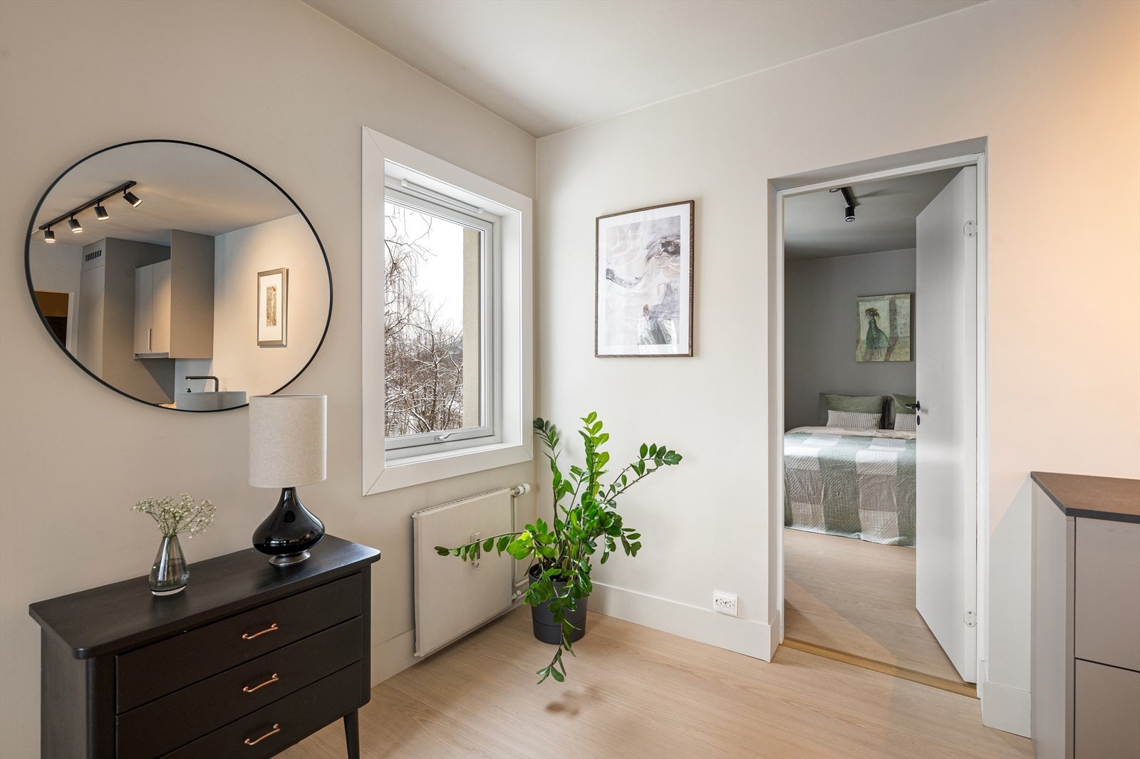 Boligen har vannbåren varme og varmes opp via radiatorer som er inkludert i felleskostnadene. Galleribilde