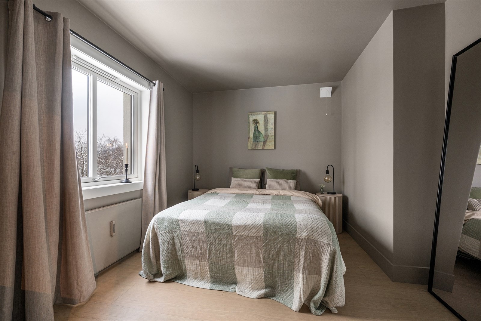 Stort og lyst hovedsoverom med god plass til dobbeltseng, nattbord og åpen garderobeløsning. Galleribilde