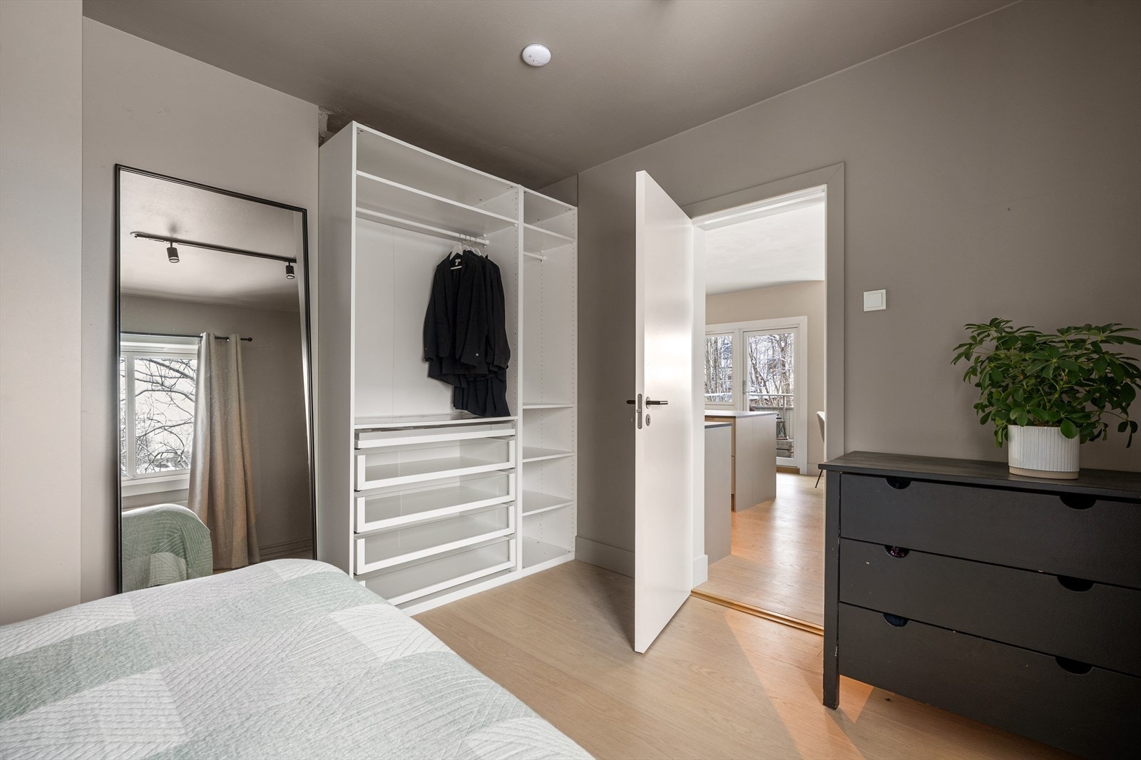 Her er det etablert et romslig garderobeskap som sikrer god oppbevaring. Galleribilde