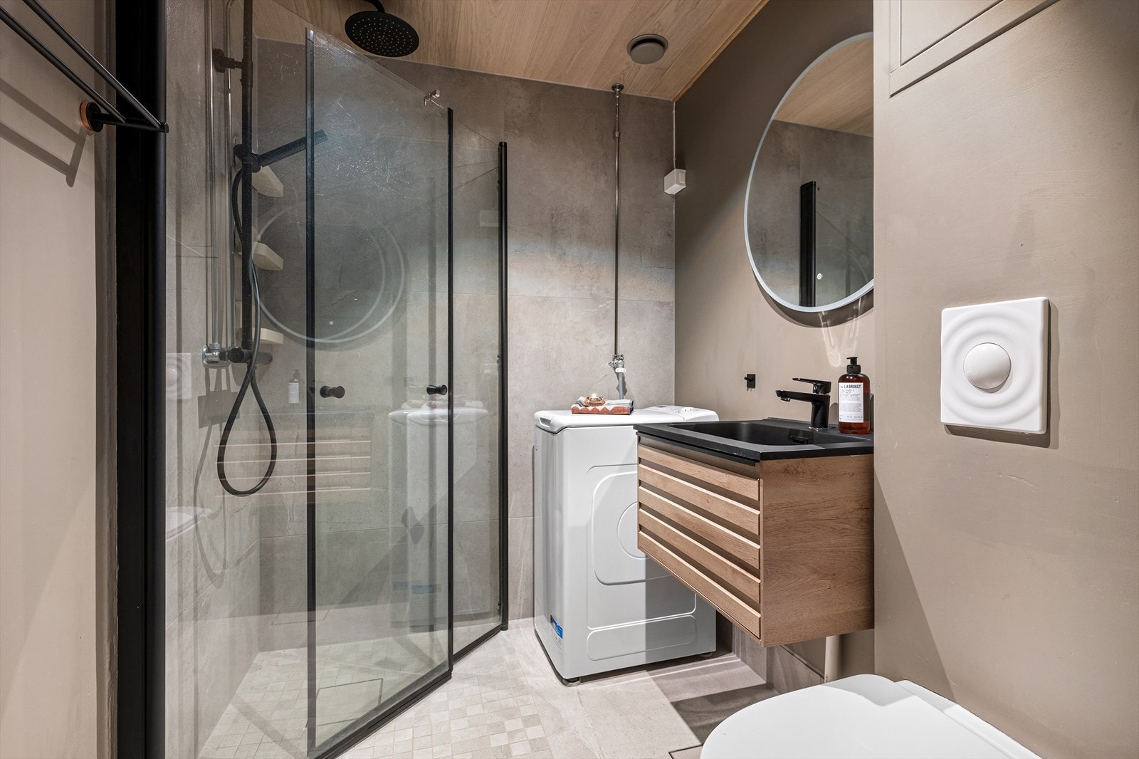 Lekkert og delikat baderom med pen innredning. Badet ble overflateoppusset i 2022. Galleribilde