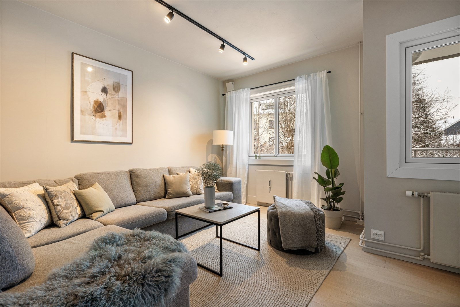 Lys, delikat og åpen stue med flere møbleringsmuligheter. Se alternativ planløsning for soverom nr. 3 Galleribilde