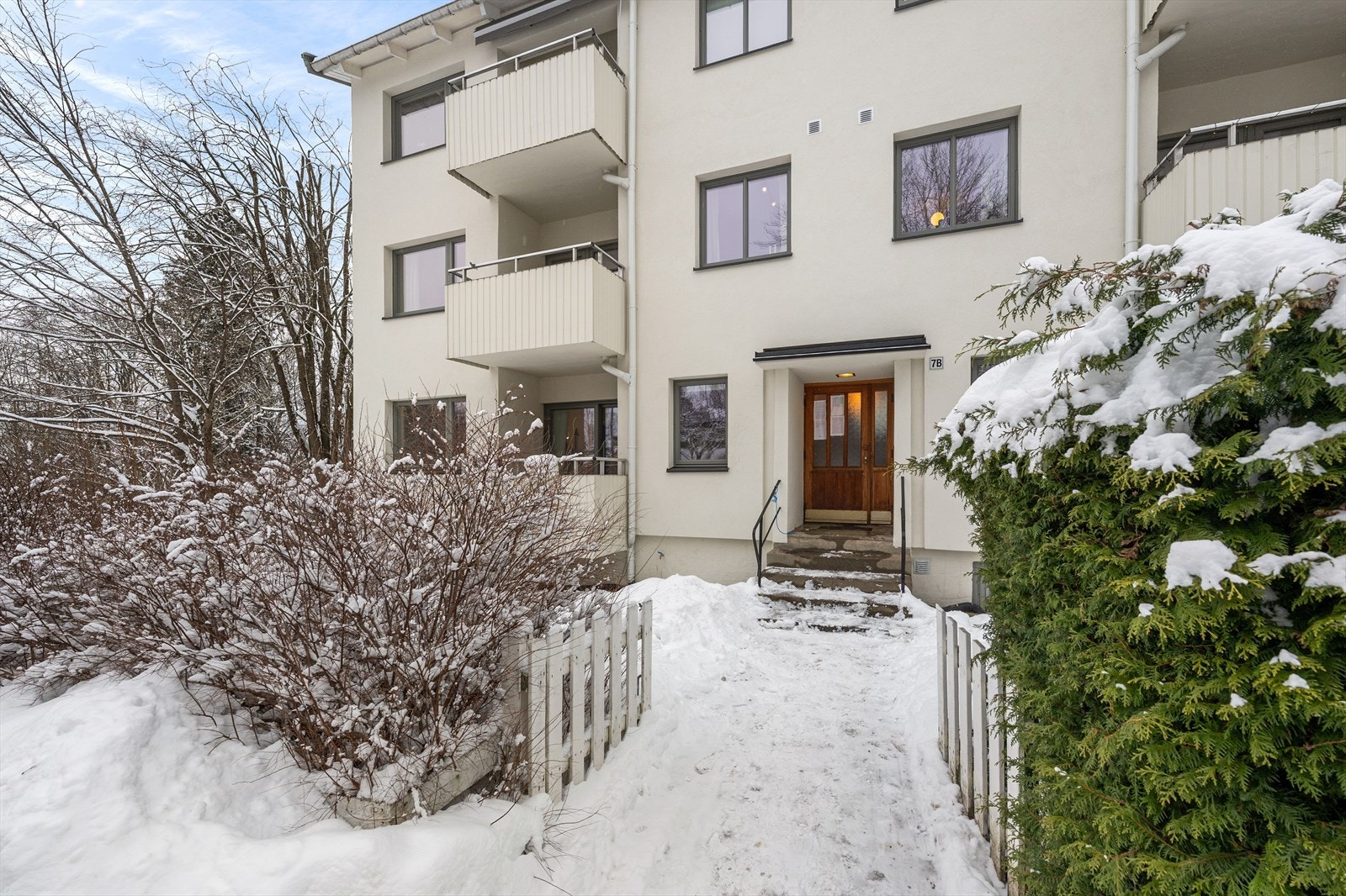 Hyggelig og velholdt inngangsparti som gir et godt førsteinntrykk. Galleribilde