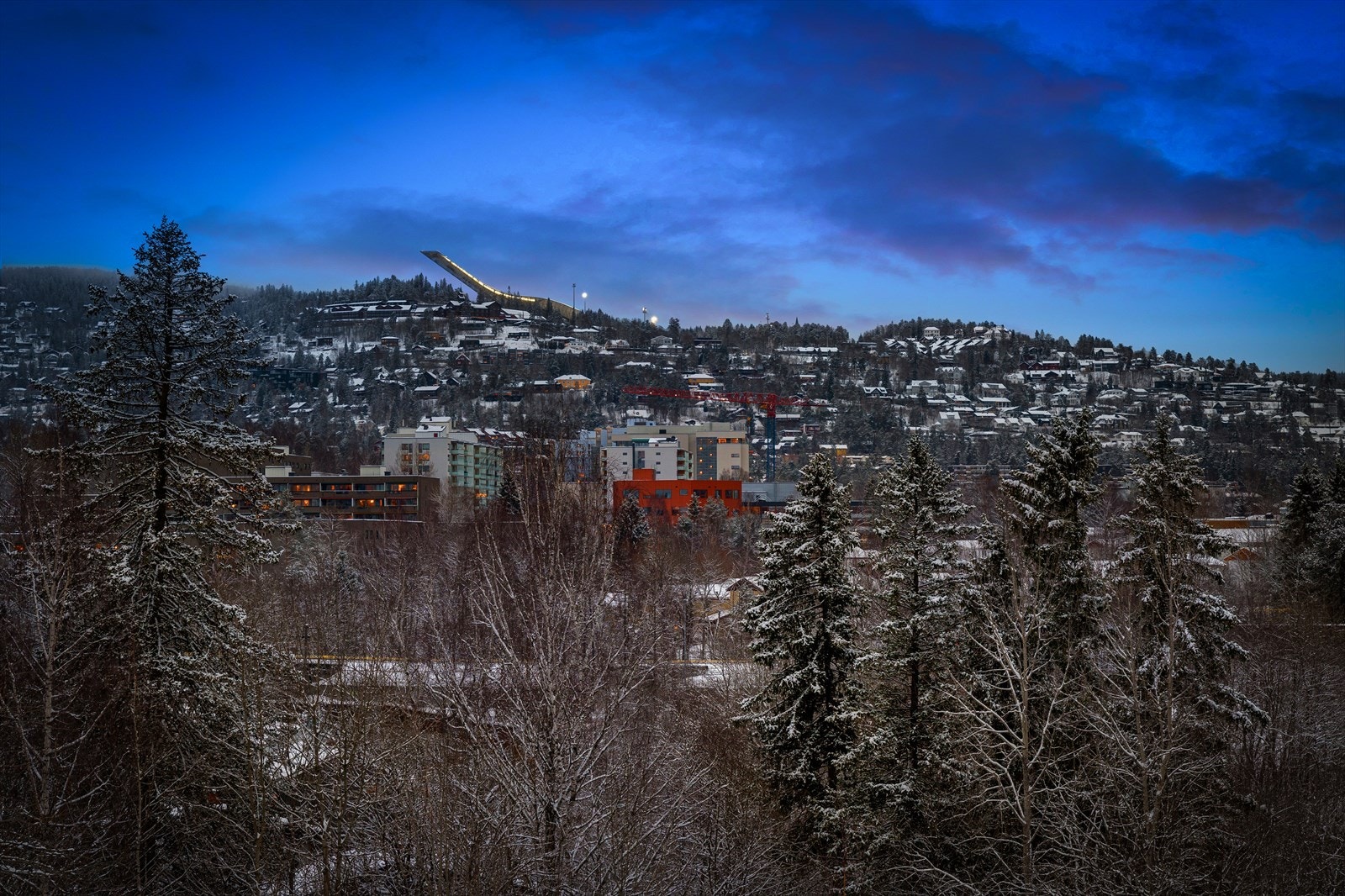 En lys og moderne endeleilighet i byggets 2 etasje med ettertraktet beliggenhet mellom Røa og Ullerntoppen og fantastisk utsyn! Galleribilde