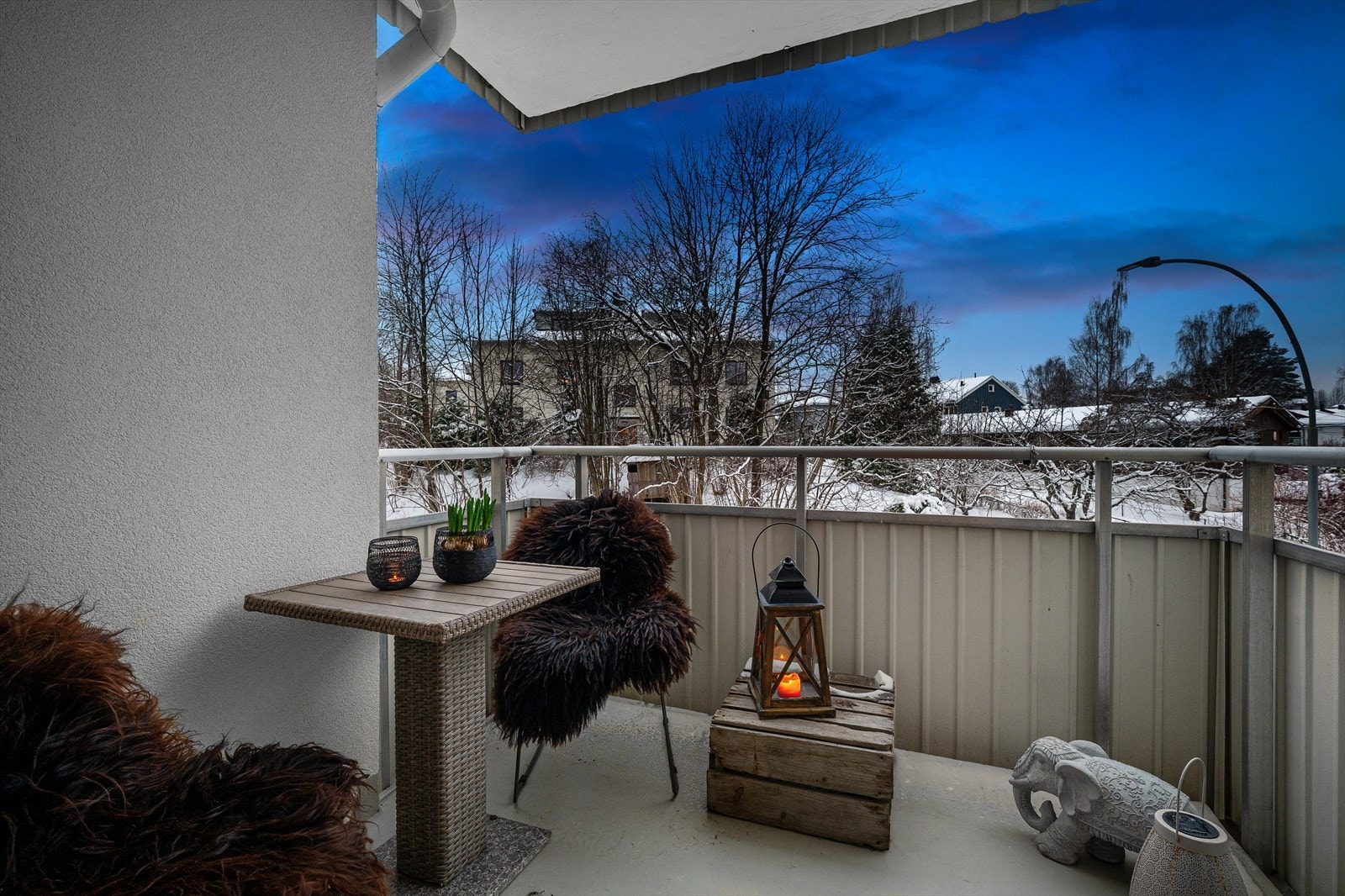 Her kan du nyte en solrik balkong med utsyn mot naturskjønne omgivelser, samtidig som du har enkel tilgang til det du trenger i hverdagen. Galleribilde