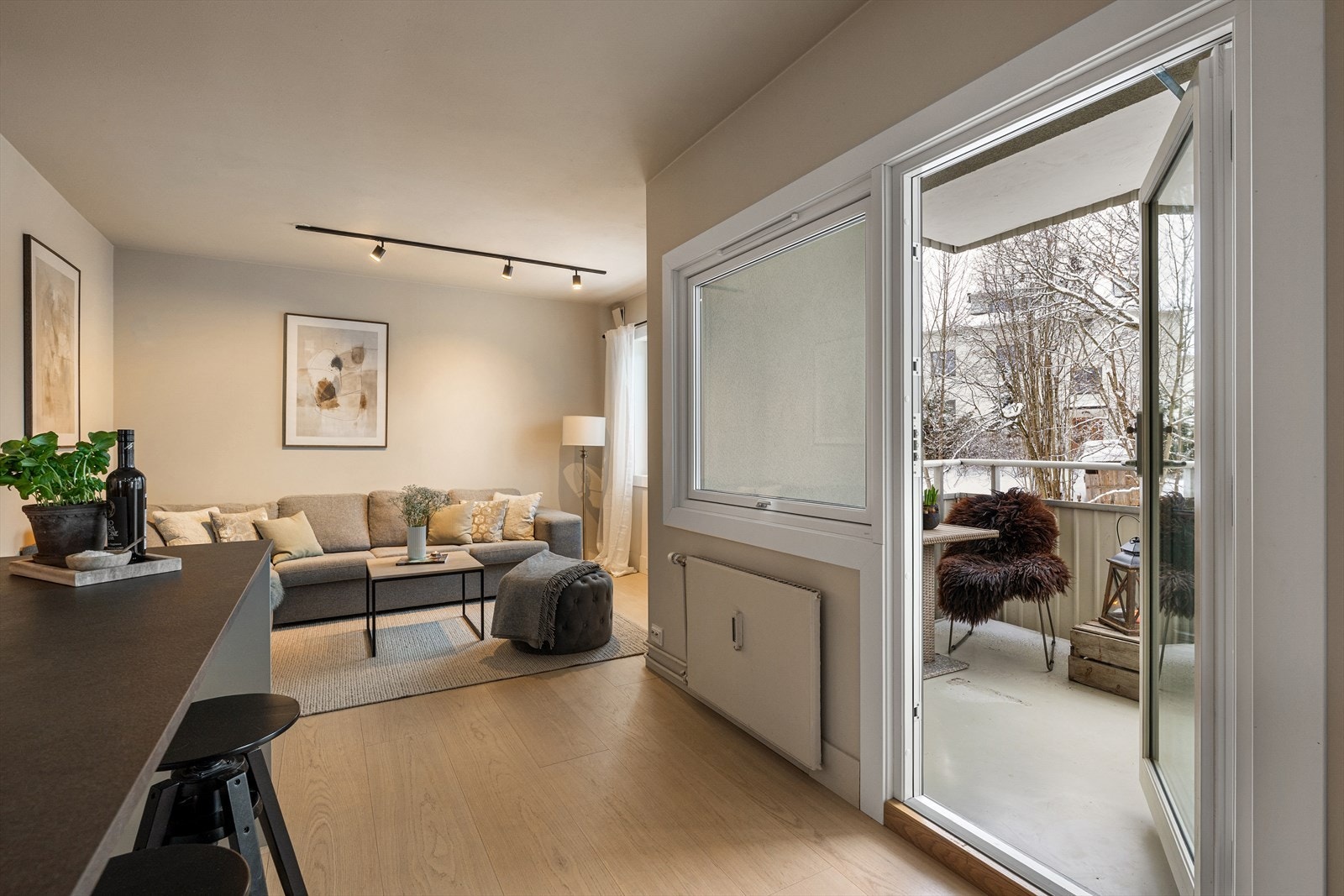 Fra stuen er det utgang til en solrik balkong på ca. 5 kvm. Galleribilde