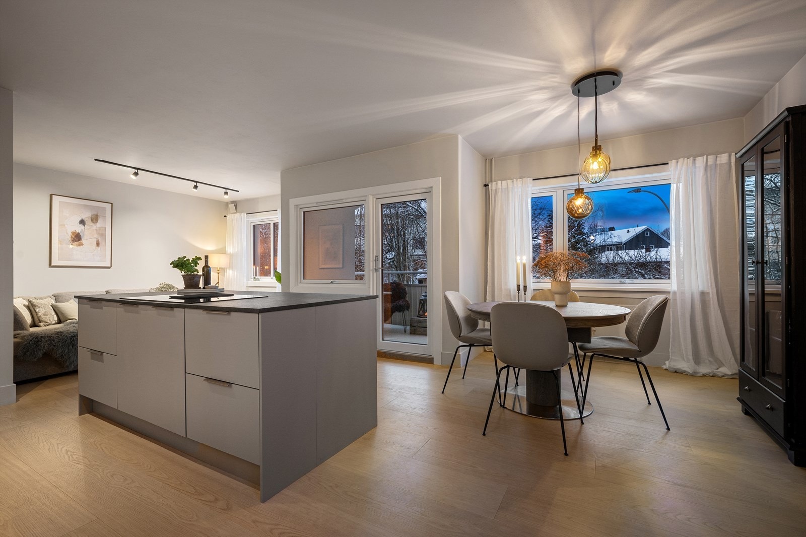 Leiligheten ble pusset opp i sin helhet i 2022 og fremstår svært gjennomført med lyse overflater, pent gulv og store vindusflater. Galleribilde