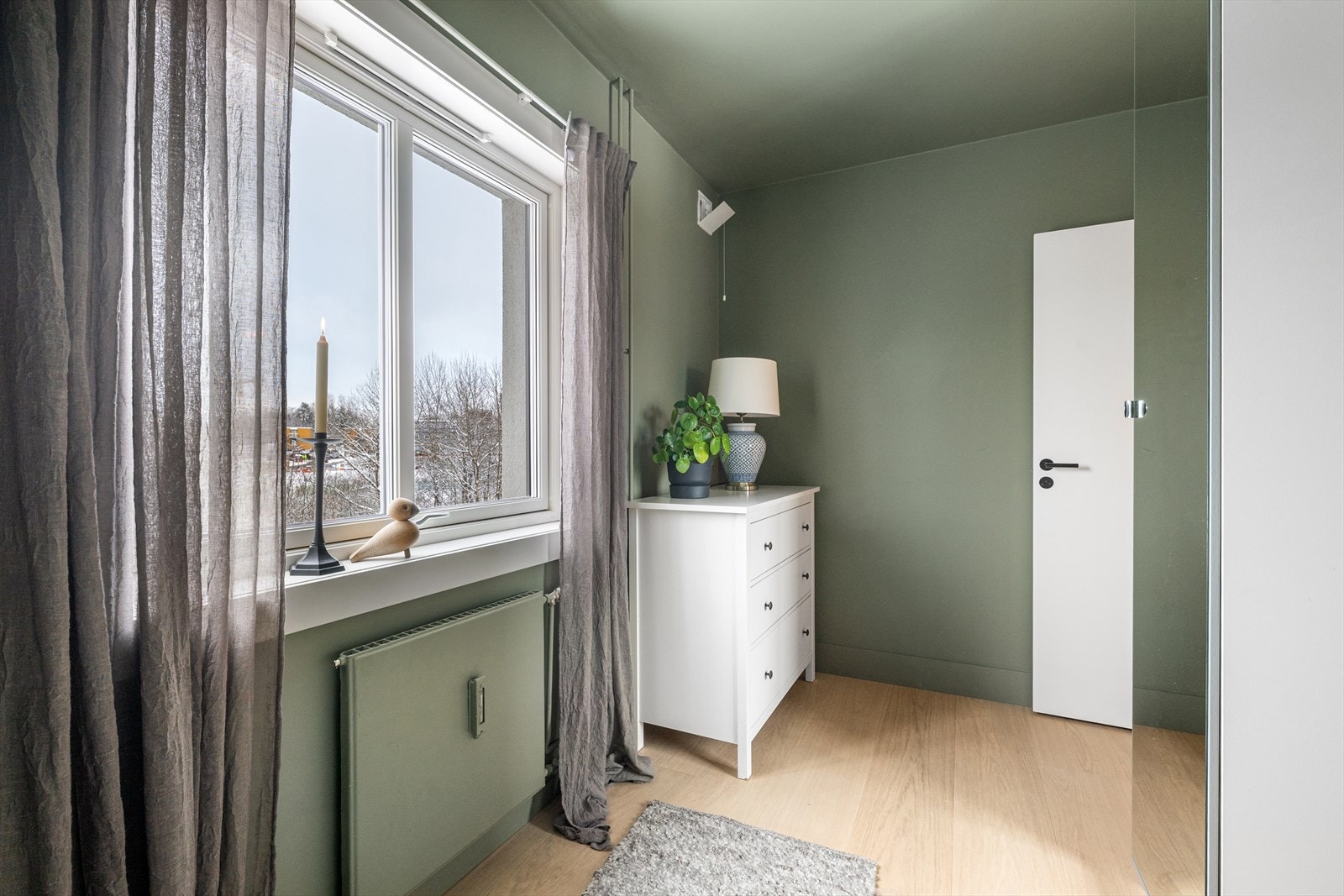 Begge rommene er pusset opp i 2022, og malt i tidsriktige og behagelige farger. Flott utsikt mot Holmenkollen. Galleribilde