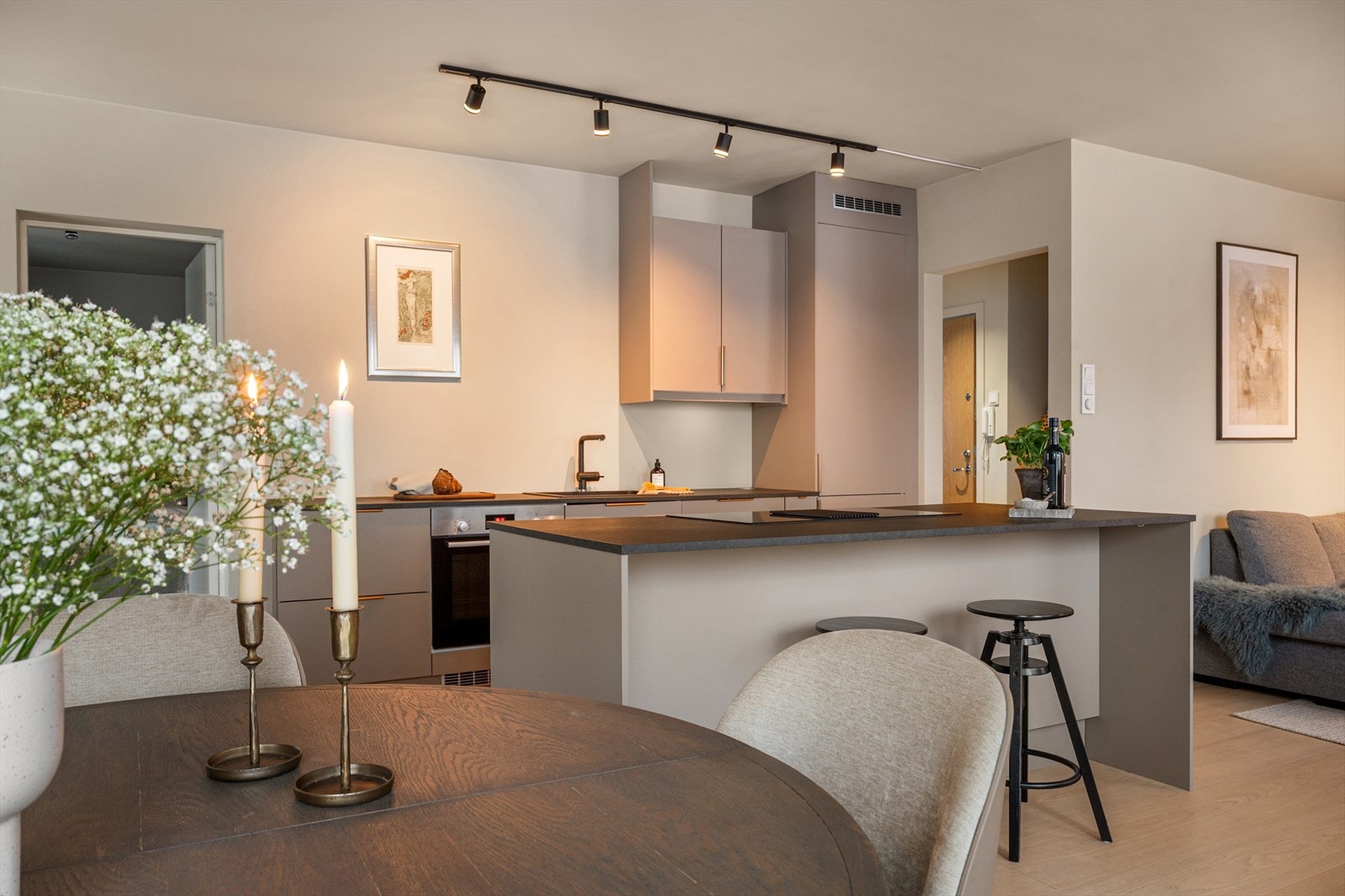 Kjøkkenet har god belysning som gir godt arbeidslys for hobbykokken! Galleribilde