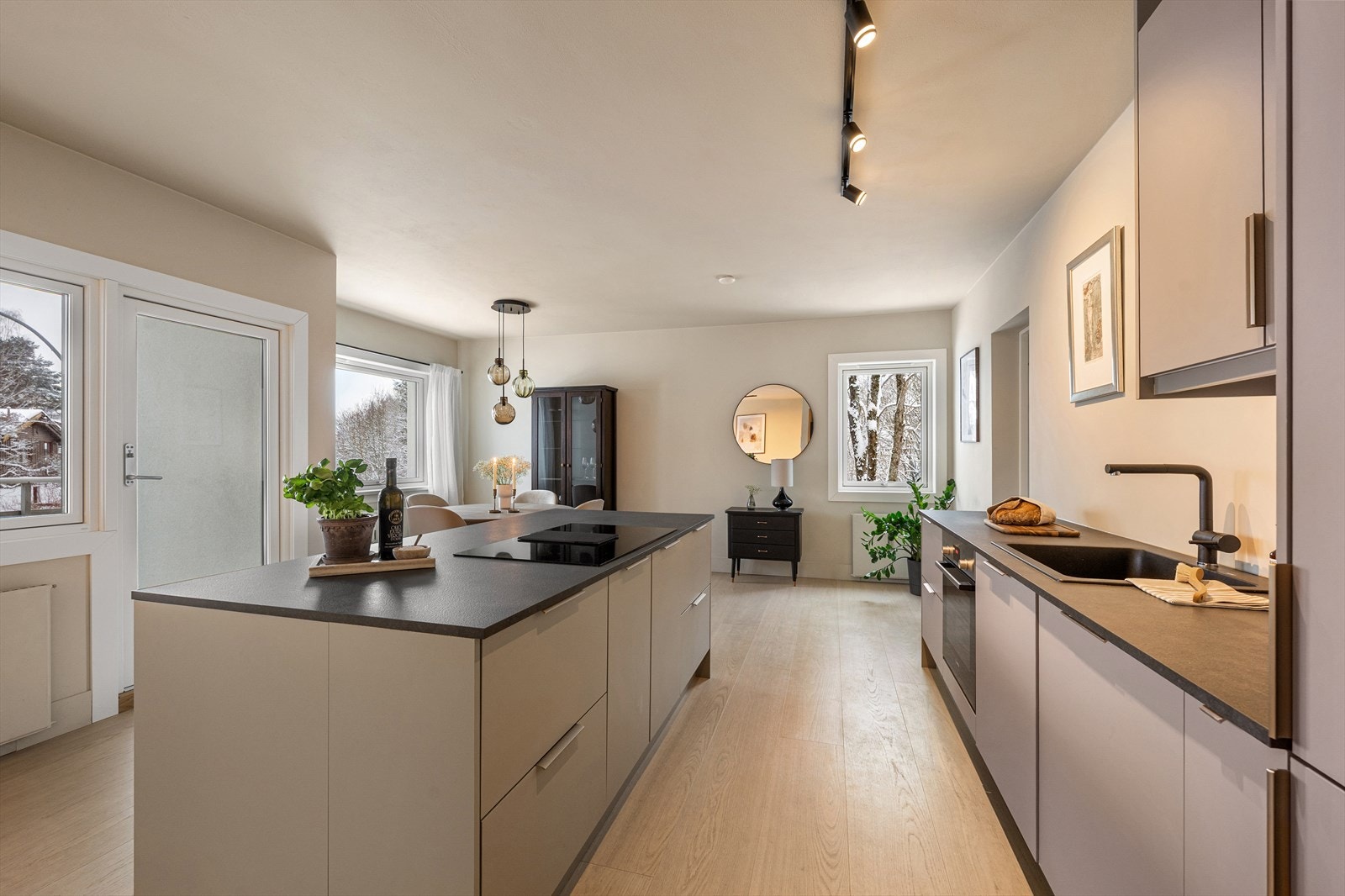 Kjøkkenet ligger i en praktisk og åpen løsning mot stuen. Galleribilde