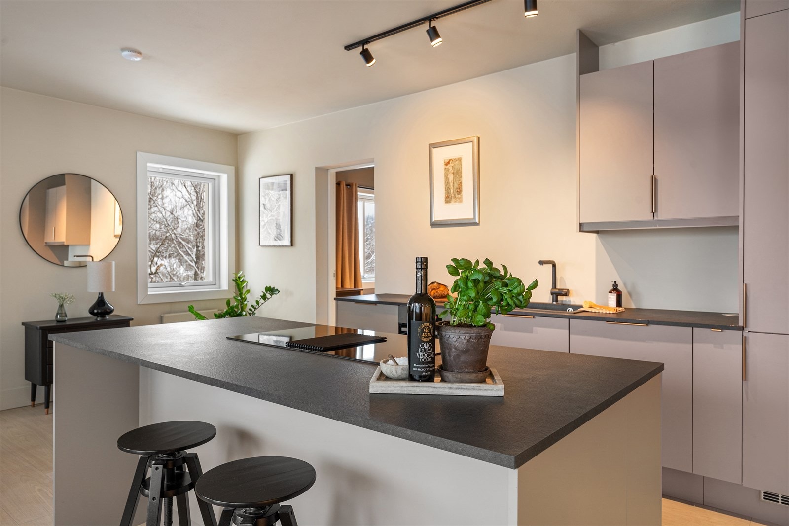 Sort keramisk enkelkum med imitasjon av stein, overlimt med sortbelagt ettgreps armatur i rustfritt stål fra Blanco. Galleribilde