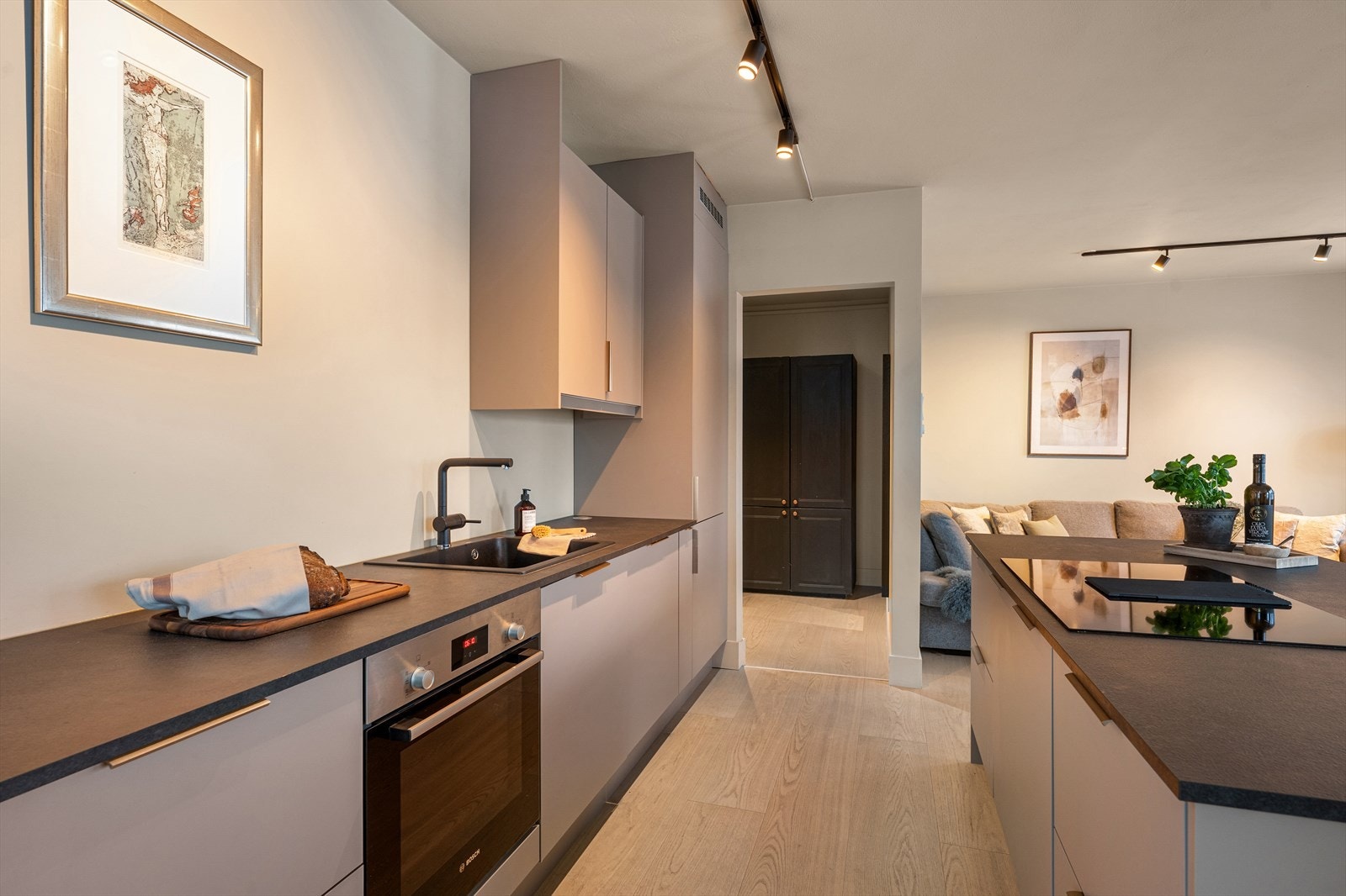 Det er integrert kjøl/fryseskap, stekeovn, platetopp og oppvaskmaskin. Galleribilde