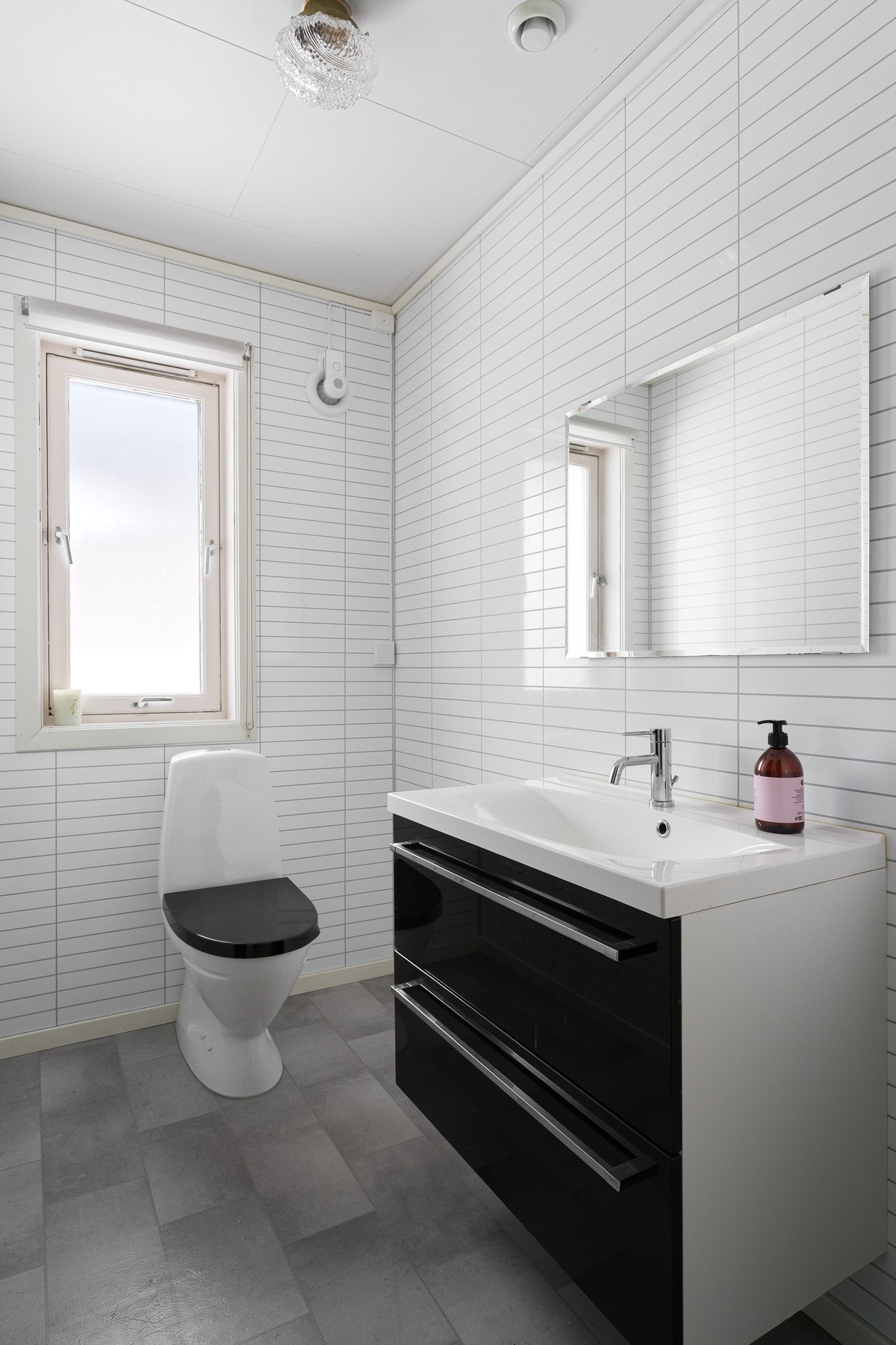 Praktisk plassert gjestetoalett like ved gjør ankomsten ekstra bekvem for både beboere og besøkende. Galleribilde