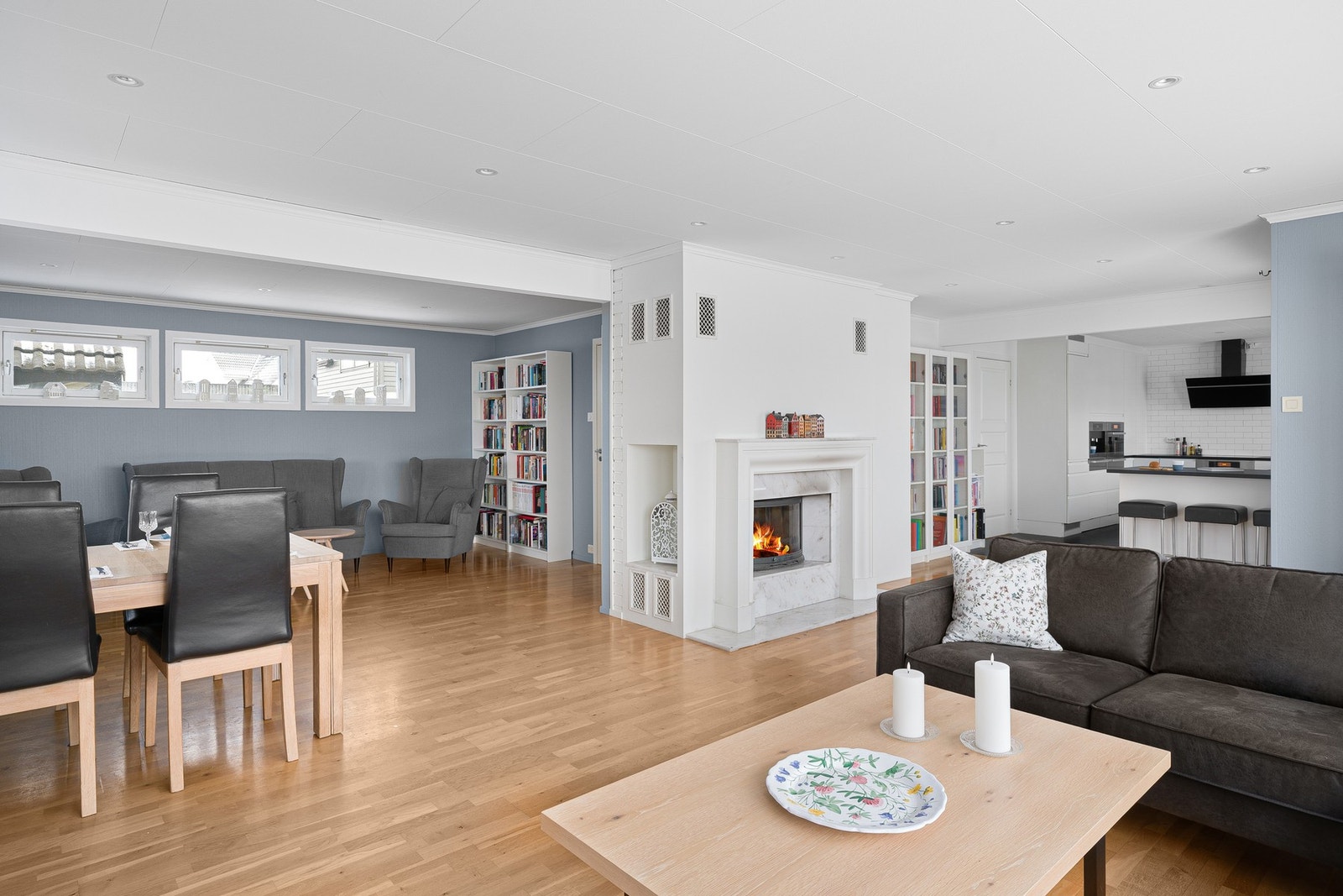 Rommet har gode muligheter for fleksibel møblering, enten du ønsker et koselig sofahjørne eller plass til større sittegruppe. Galleribilde