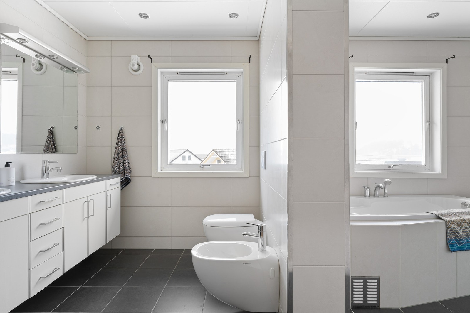 Badet i øverste etasje er oppgradert i ca. 2006 med fliser på gulv og vegger. Galleribilde