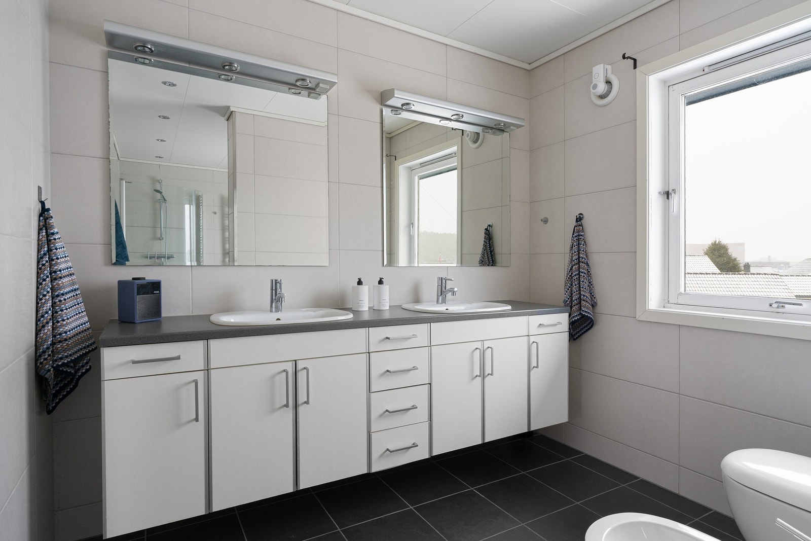 Badet er innredet med dobbel servant i innredning og speil. Galleribilde