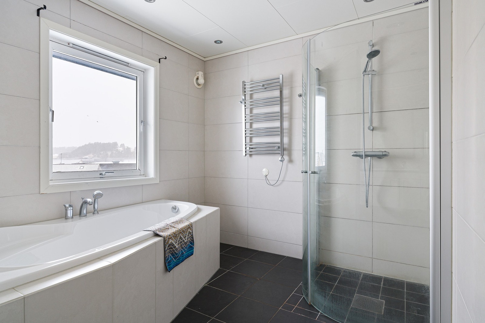 Videre er rommet utstyrt med toalett, bidé, badekar, dusj og håndkletørker. Galleribilde