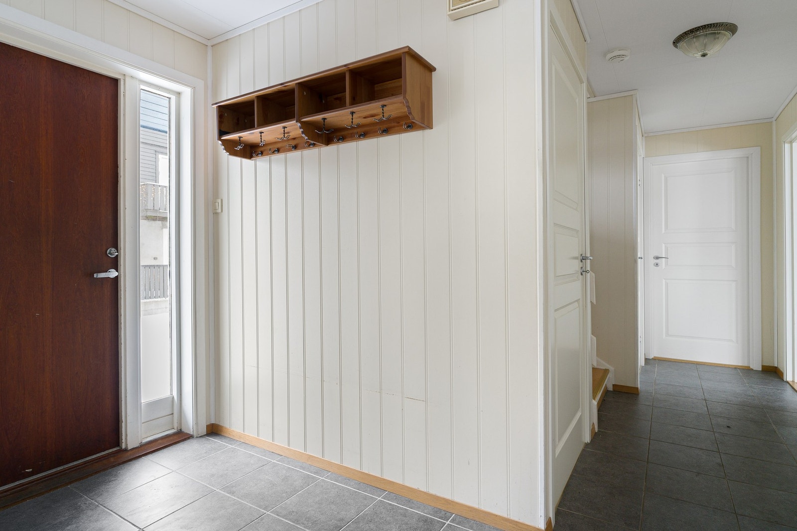 Fra entreen er det direkte adkomst til et praktisk toalettrom og vaskerom. Videre inn kommer man til boligens stue og kjøkken. Galleribilde