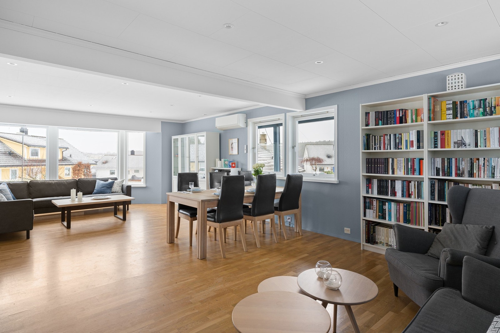 Stuen/spisestuen ligger i åpen løsning sammen med kjøkkenet, men allikevel skjermet fra hverandre. Galleribilde