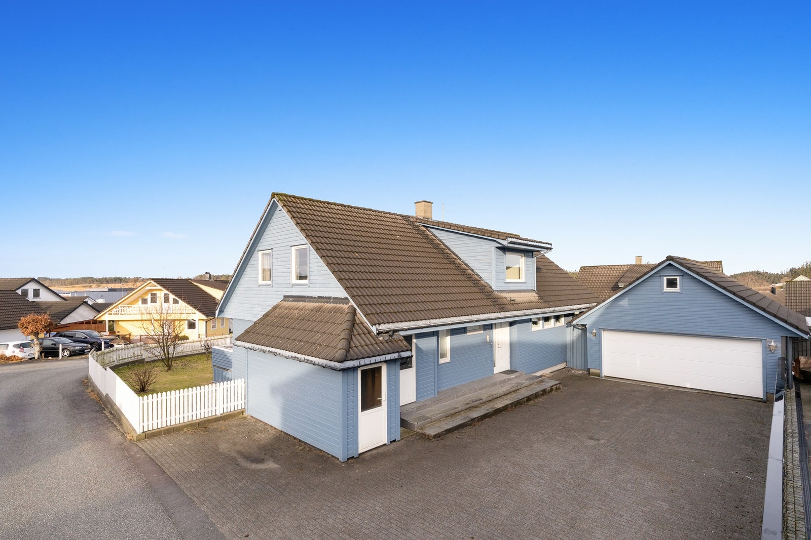 Det er kort avstand til kollektivtransport med bare noen minutters gange til busstopp og 12 minutter til togstasjon. Tog går i begge retninger hver halvtime hele dagen. Det er gangavstand til lege-, fysioterapeut og treningssenter. Galleribilde