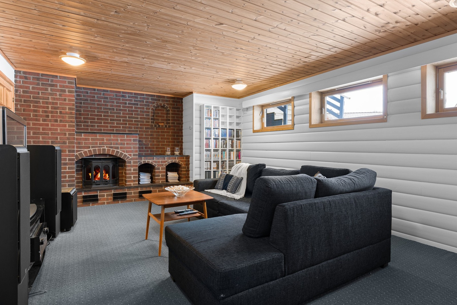 Dagens bruk av kjeller avviker fra godkjente tegninger fra kommunen. Rommet som i dag brukes som kjellerstue er ikke godkjent for var opphold. Galleribilde