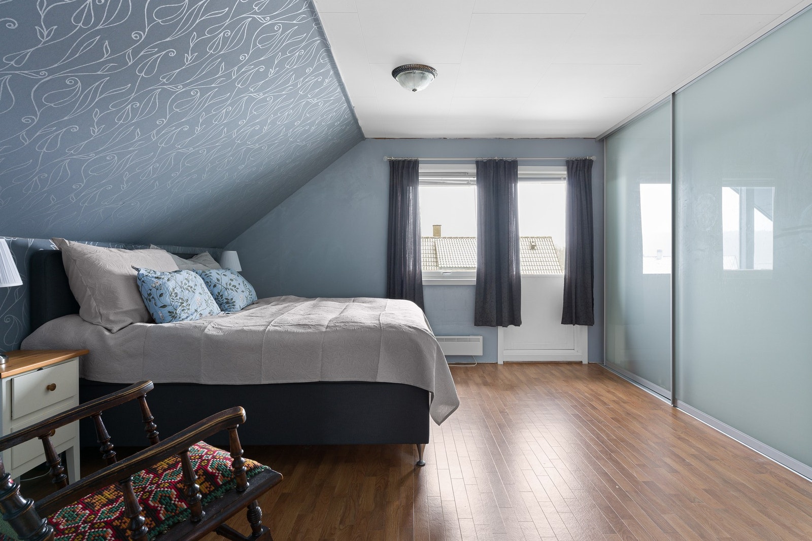 Hovedsoverommet er romslig og har god plass til dobbeltseng, nattbord og romslig garderobeskap med god plass til oppbevaring Galleribilde