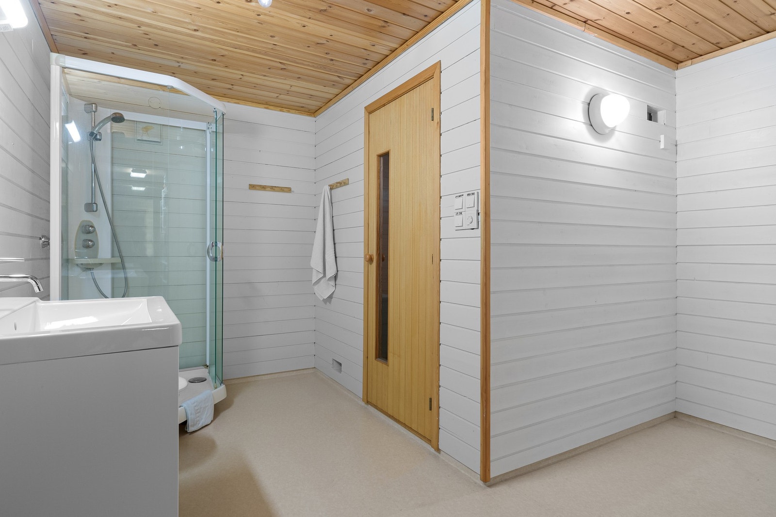 Videre er rommet utstyrt med servantskap, toalett og dusjkabinett. Galleribilde