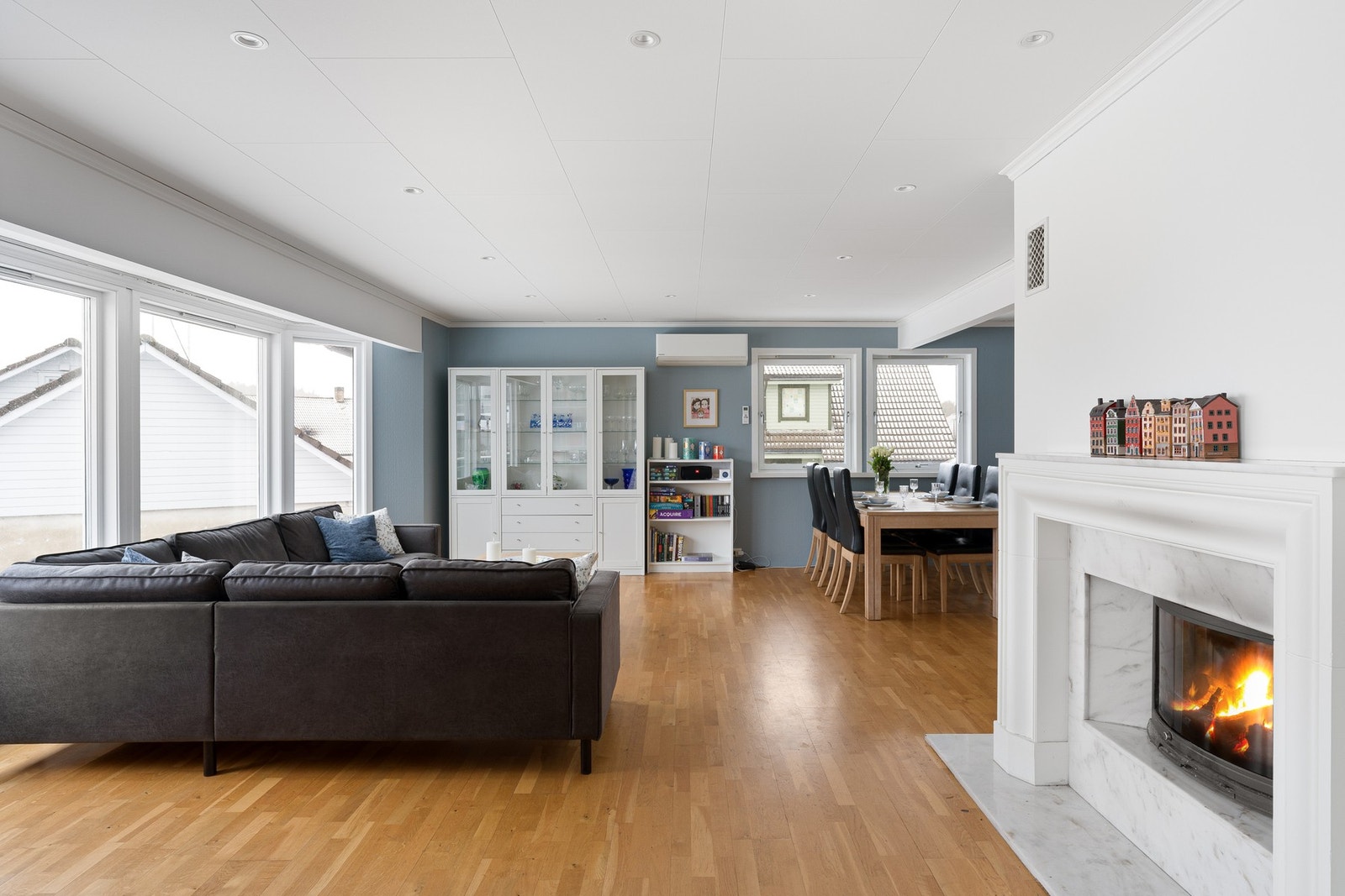 Stuen er et ideelt sted for både avslapning og sosiale sammenkomster. Galleribilde