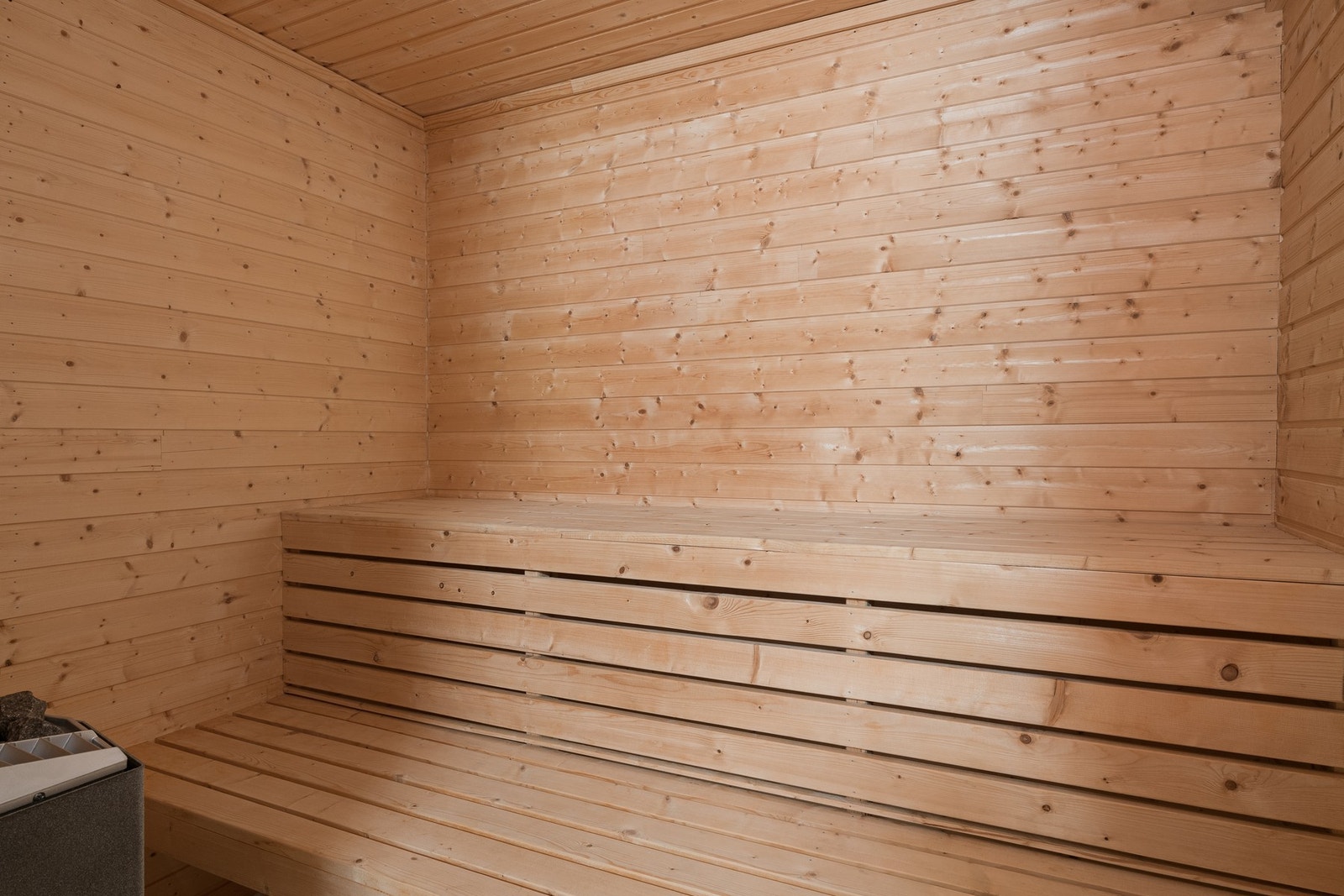 Badstue i kjeller har belegg på gulv, trepaneler på vegger og tak. Galleribilde