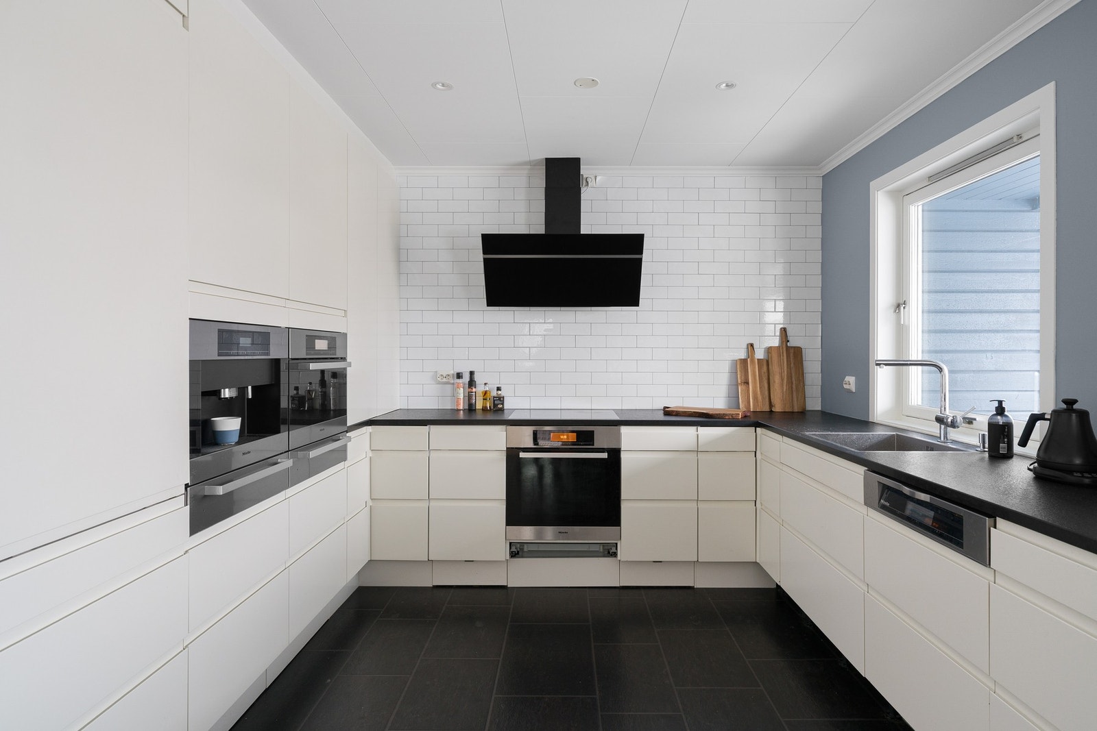 Utformingen på kjøkkenet gjør alt tilgjengelig i en håndrekkes avstand med god benk- og skapplass. Galleribilde