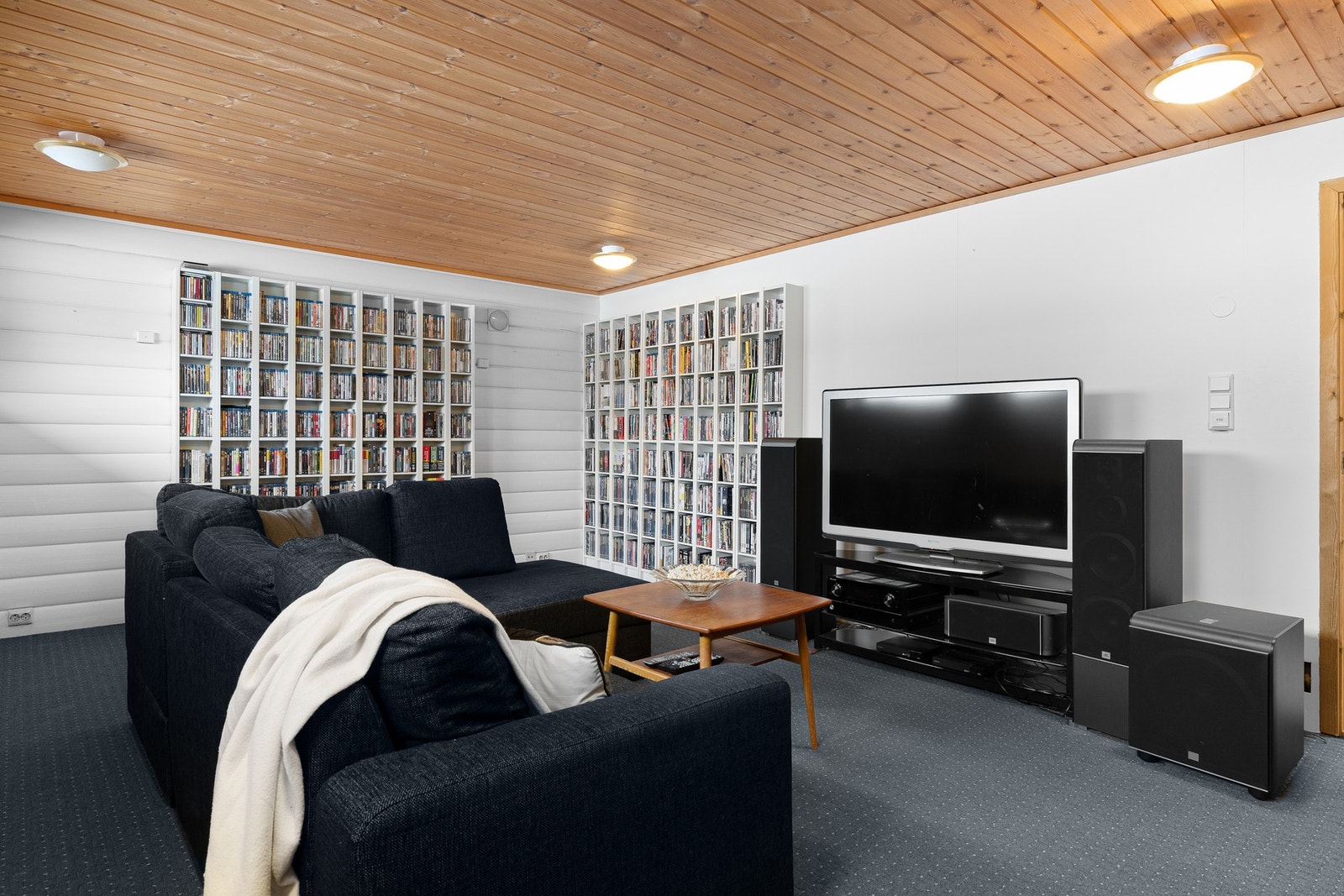 Kjellerstuen passer bra dersom en ønsker å trekke seg litt unna med god plass til både store og små, og en varm peisovn som skaper en hyggelig stemning på kalde dager. Rommet har god plass til sofagruppe og tv-seksjon. Galleribilde