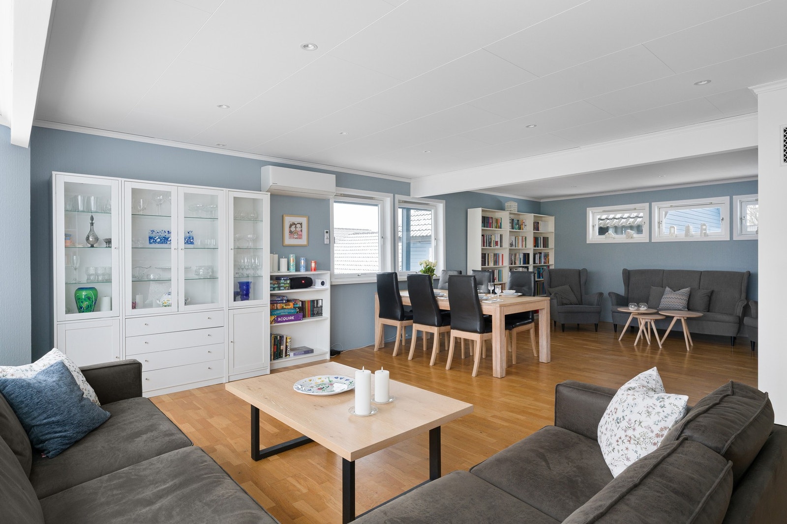 Rommet er romslig med store vindusflater som gir et rikelig innslipp av naturlig lys og skaper en luftig atmosfære. Galleribilde