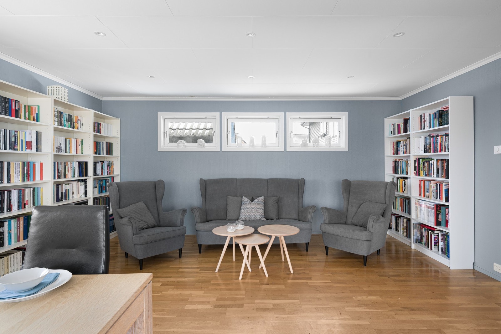 Det er god møbleringsfrihet og stuen kan innredes i ulike soner med plass til både ulike sofagrupper, tv-seksjon og spisebord. Galleribilde