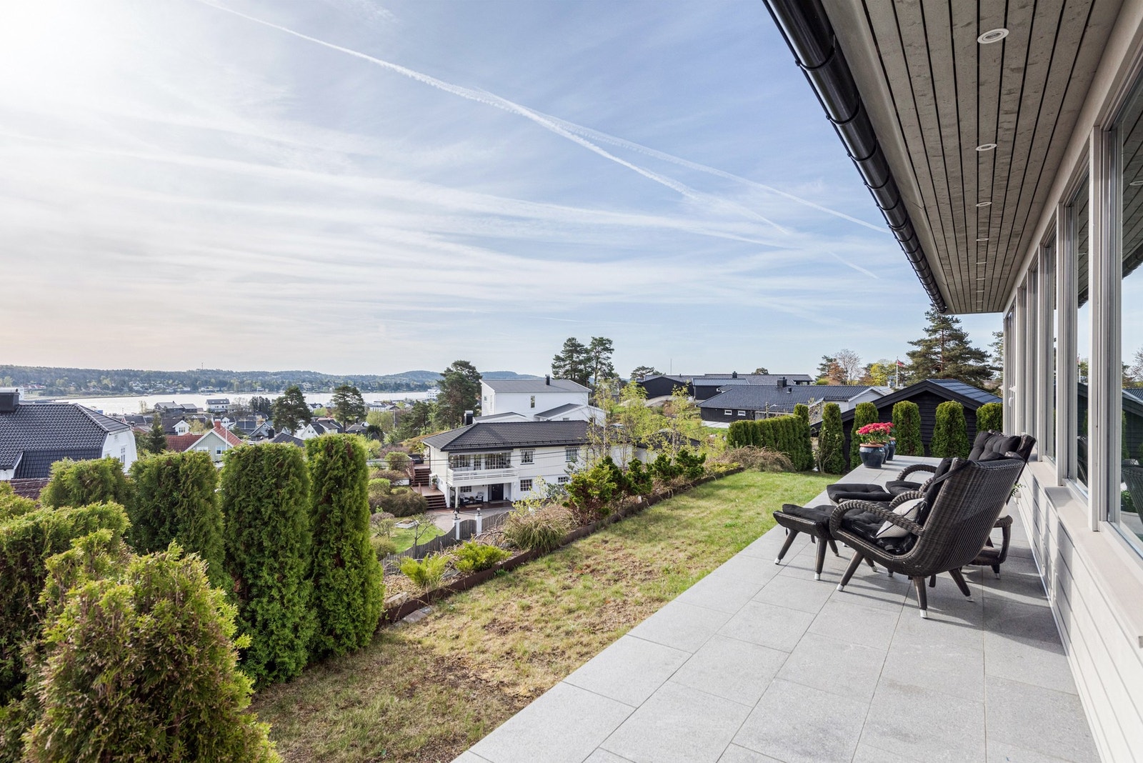 Mot sydøst har du flott uteplass mot utsikten Galleribilde