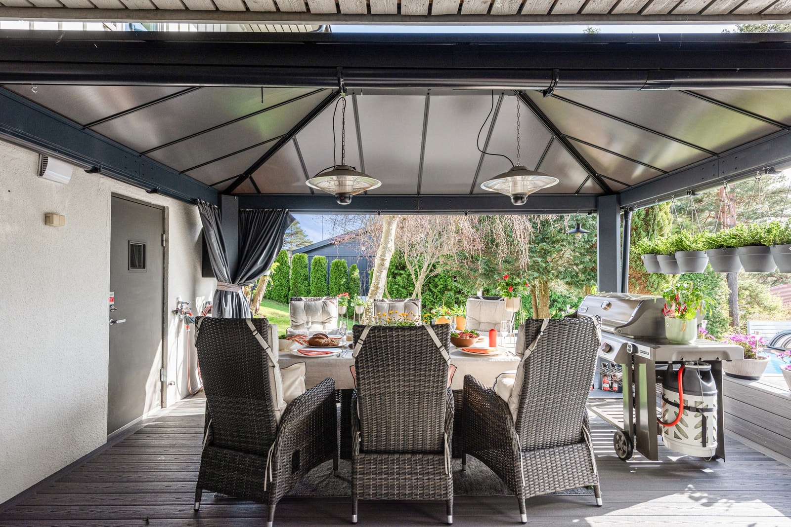 Inviter til middag med havets delikatesser eller fyr opp grillen Galleribilde