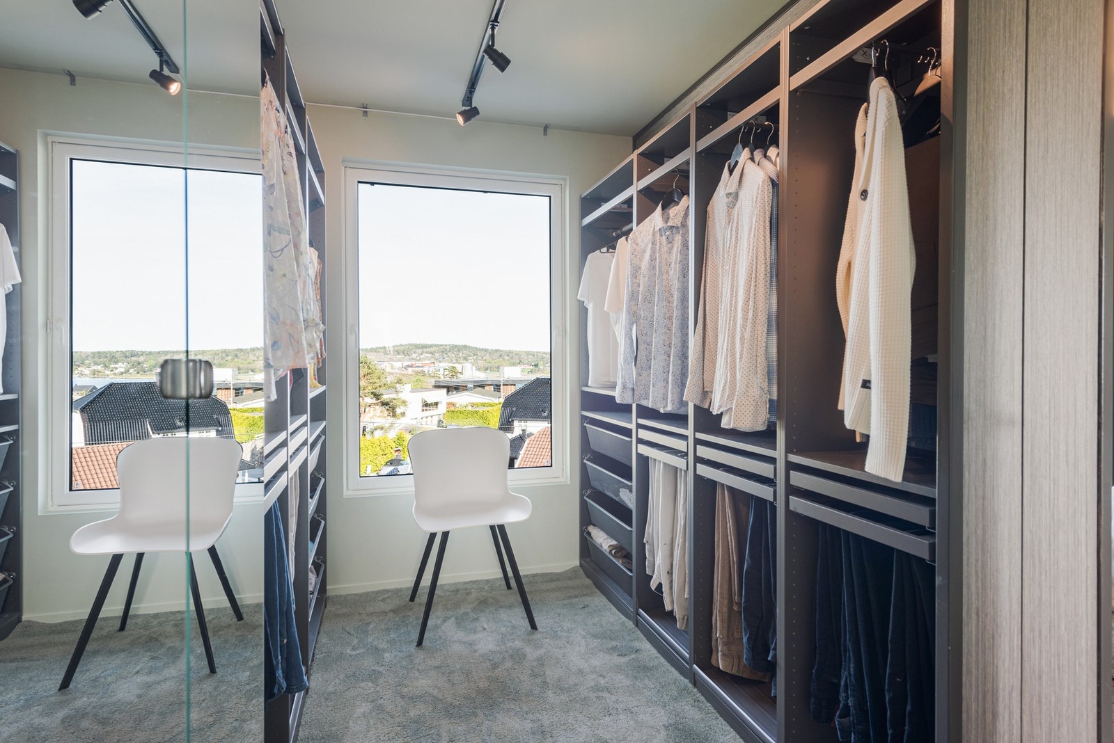 Her er det stor walk in closet.. Galleribilde