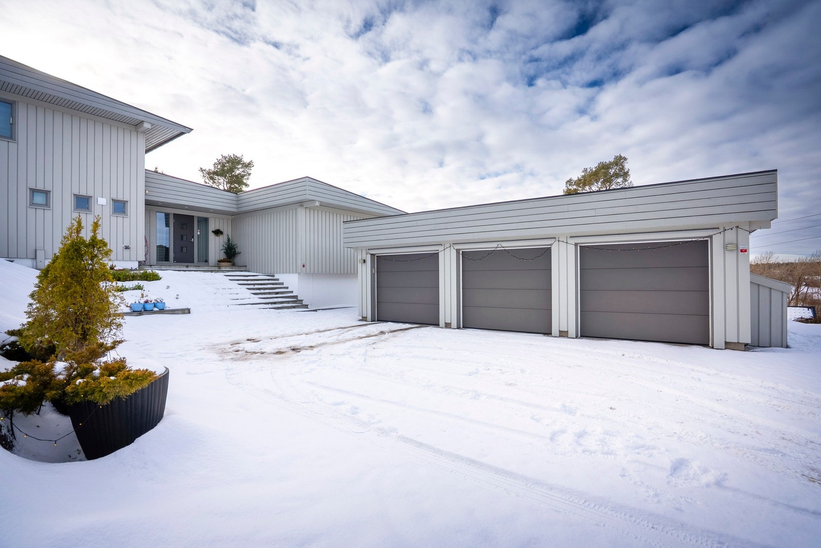 Stor gårdsplass med 3 garasjeplasser - det er sjelden vare Galleribilde