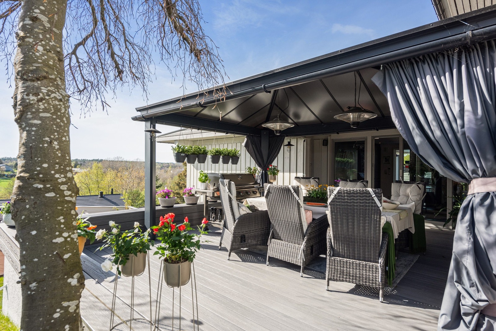 Flott uteplass utenfor hallen Galleribilde