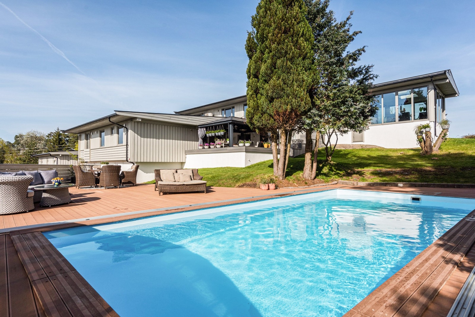 Mot vest ligger oasen med flotte uteplasser og basseng Galleribilde