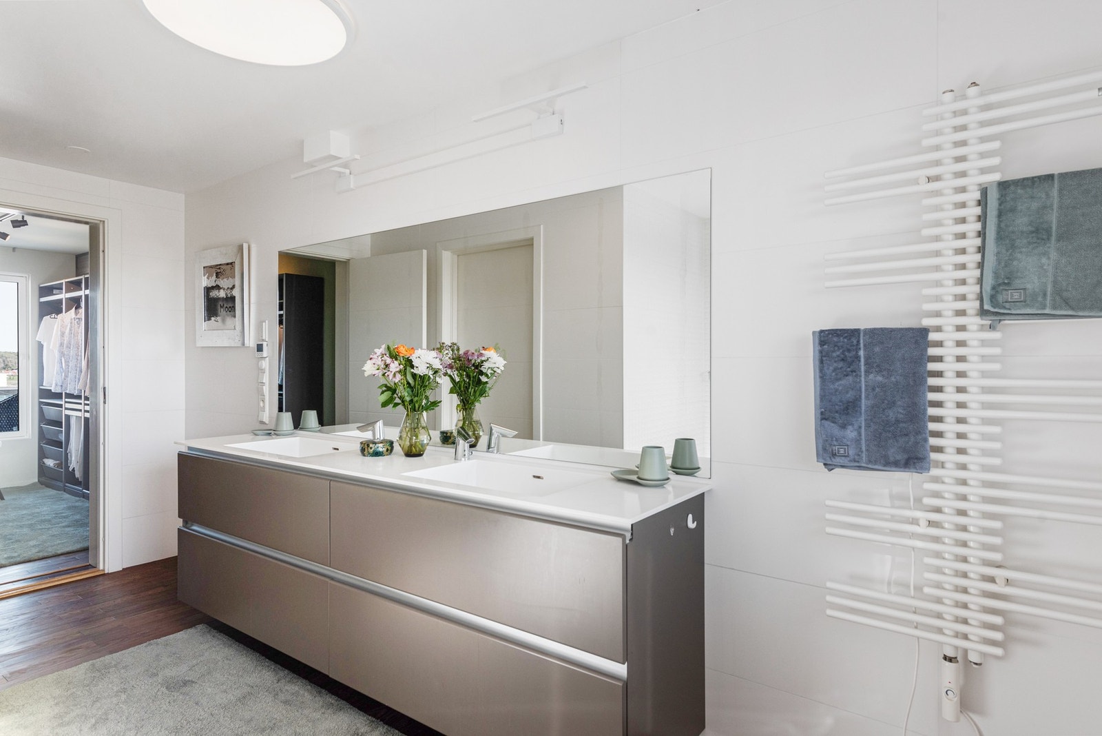 Stort lekkert bad med bl.a dobbel servant og dobbel dusj Galleribilde