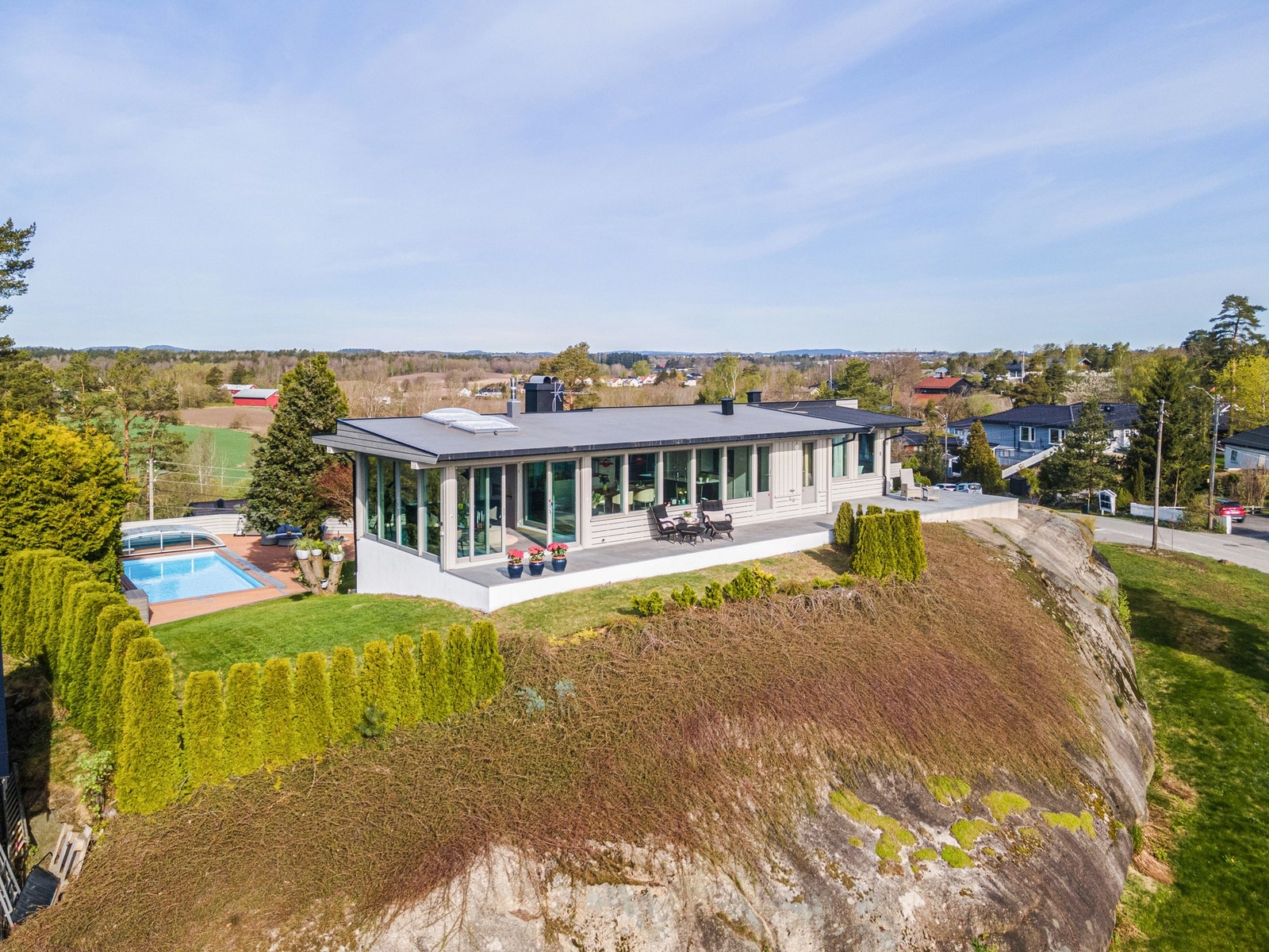 Eiendommen kan skilte med sol fra morgen til kveld! Galleribilde