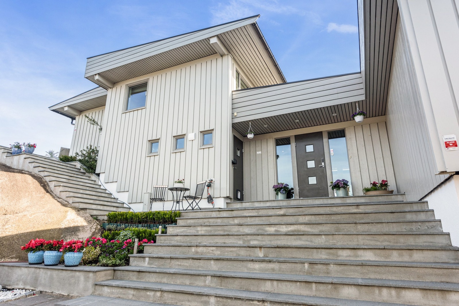 Stilig inngangsparti ønsker deg velkommen hjem! Galleribilde