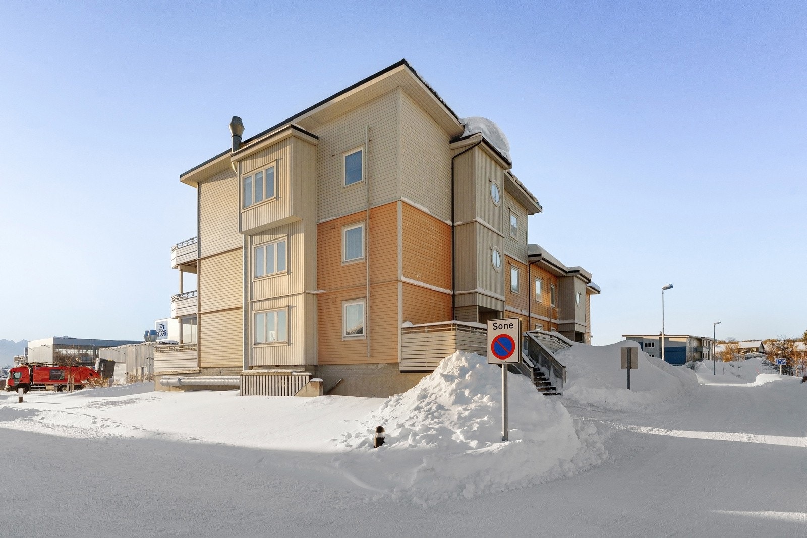 Borettslaget framstår rolig og veldrevet. Internett via fiber, som inngår i felleskostnadene.