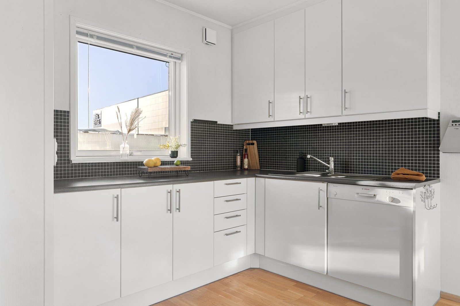 Også på kjøkkenet har du stort vindu som sikrer godt med naturlig lys.